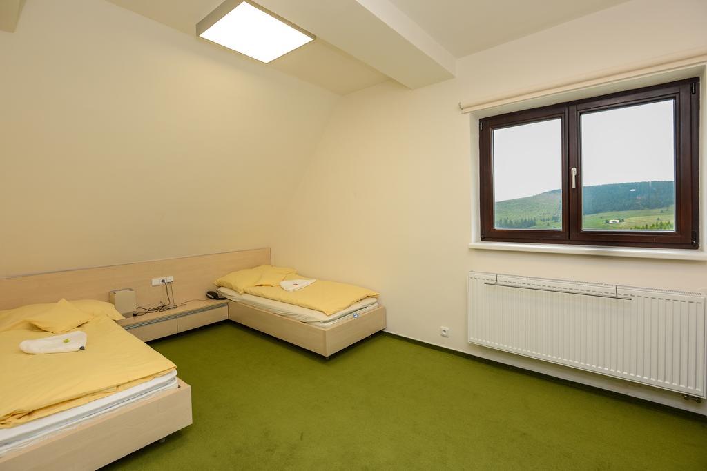 Horsky Hotel Friesovy Boudy Strazne Ruang foto